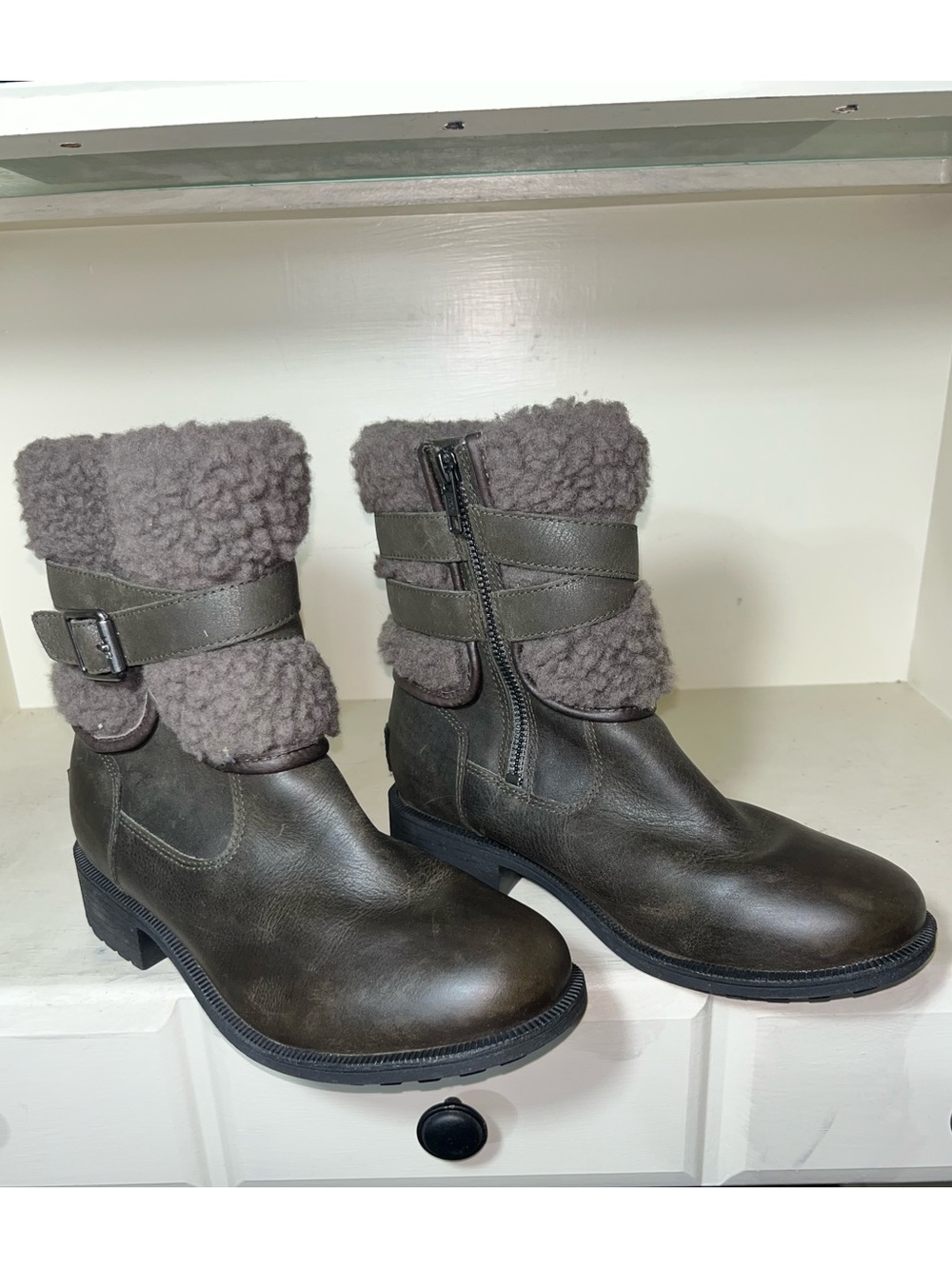 UGG Women’s Blayre IV Leather Shearling Boots Size 6.5